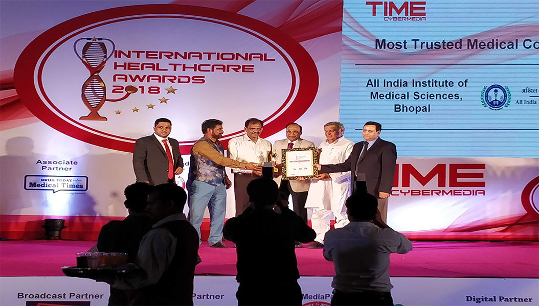 Dr. Singh receving Time Cybermedia Internaational Health Award, June 30, 2018